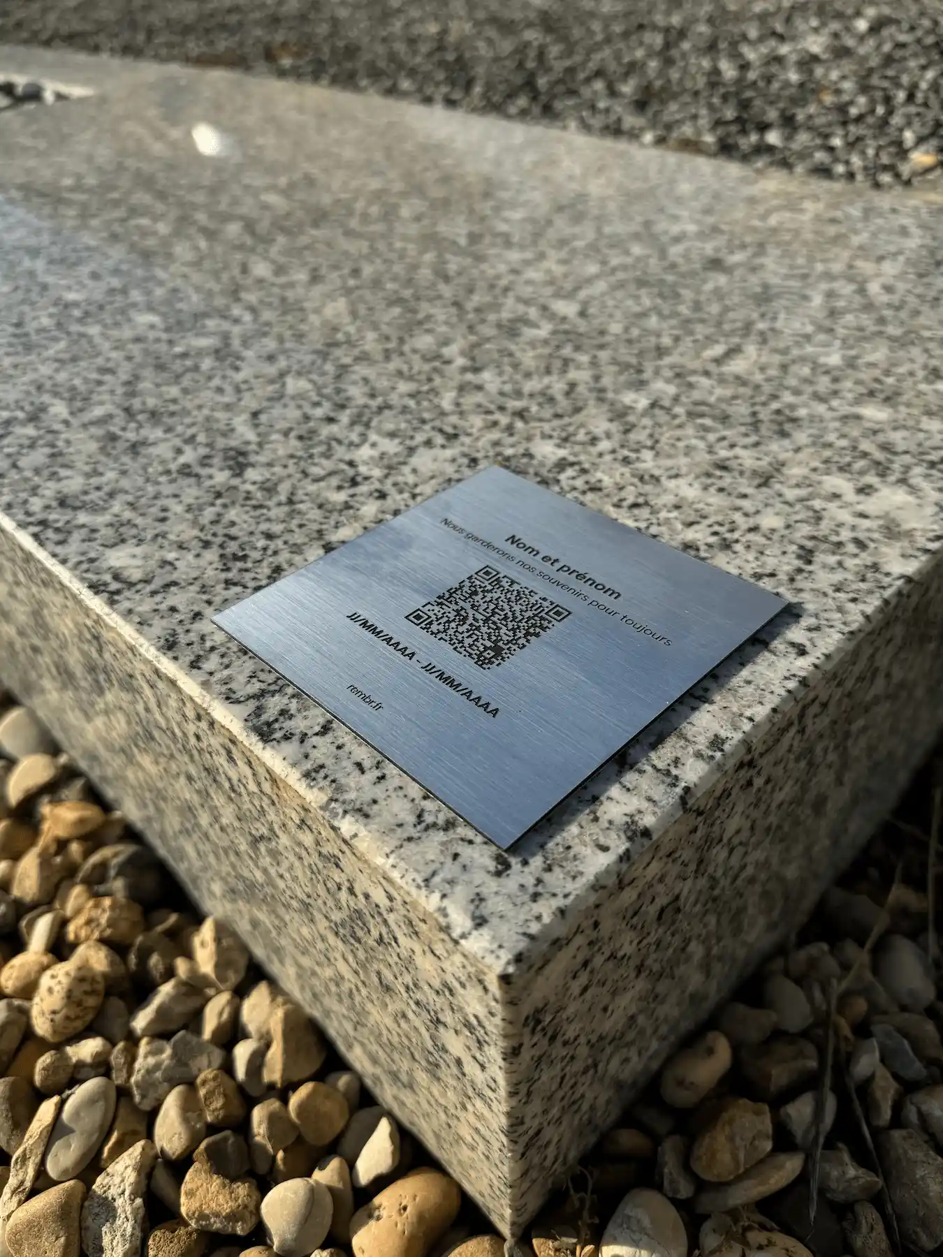 Pourquoi acheter une plaque funéraire digital avec un QR Code ? - Rembr