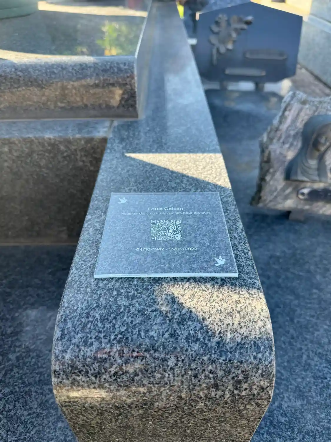Plaque funéraire QR code : comment bien positionner sur une tombe ?