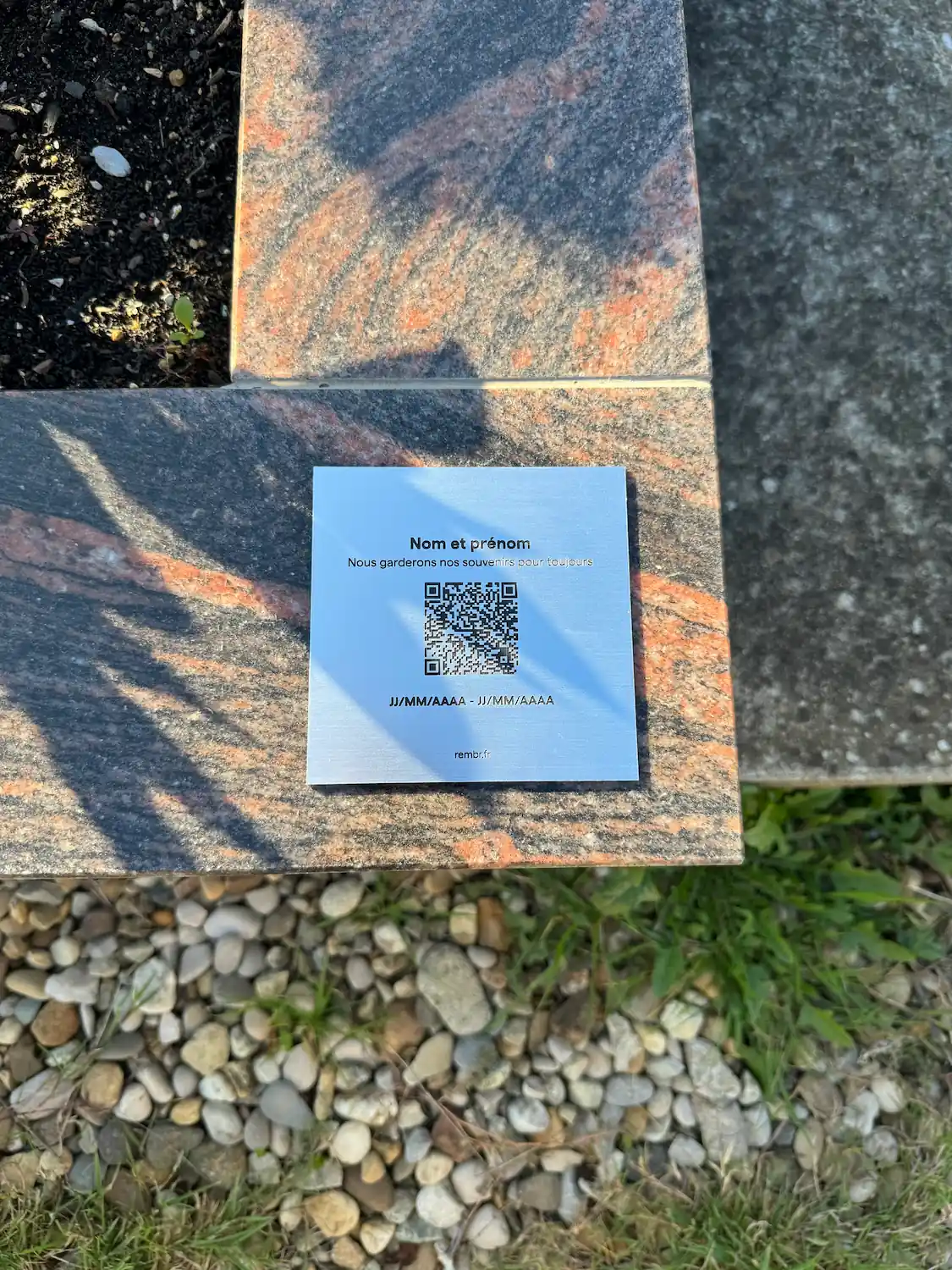 Plaque funéraire QR Code : utilité pour les générations futures ?