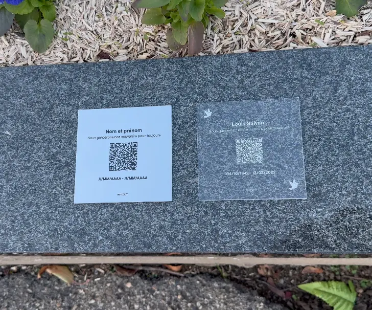 Plaque funéraire QR code : quel matériau choisir ?