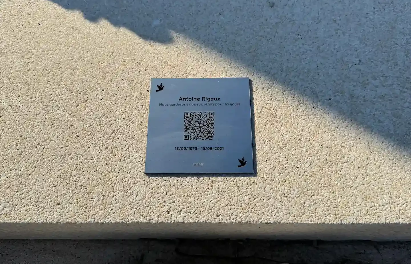 Plaque funéraire QR code : résistance aux intempéries expliquée